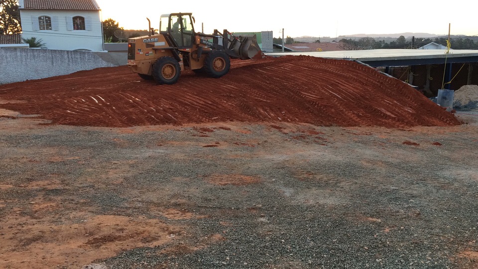 Execução da Terraplenagem de um projeto estrutural de arrimo.